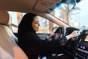 شروط الحصول على رخصة قيادة السيارة للنساء في السعودية 1445 والرسوم المطلوبة