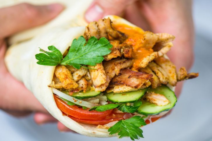 بطعم يشرفك.. أعملي شاورما الفراخ السوري في البيت بطريقة مميزة ومختلفة وبمذاق لا يقاوم 5 بطعم يشرفك.. أعملي شاورما الفراخ السوري في البيت بطريقة مميزة ومختلفة وبمذاق لا يقاوم
