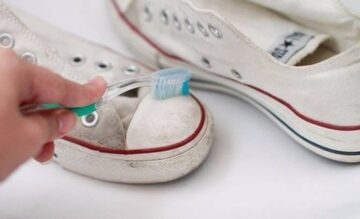 طرق تنظيف الكوتشي الابيض من البقع والأصفرار بمكونات من منزلك