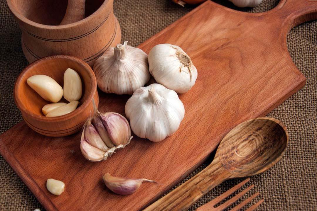 رغم رائحته الكريهة.. فص واحد من الثوم يعالج السكر والضغط وهذا هو تأثير تناوله على الريق.. مش هتصدق قدرته الجبارة! 5 رغم رائحته الكريهة.. فص واحد من الثوم يعالج السكر والضغط وهذا هو تأثير تناوله على الريق.. مش هتصدق قدرته الجبارة!
