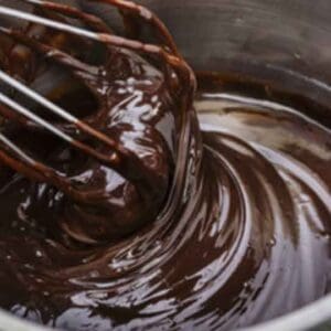 بمكونات بسيطة.. "بالفيديو".. طريقة عمل صوص الشيكولاته لتزيين الكيك والحلويات وأسرار نجاحه 5 بمكونات بسيطة.. “بالفيديو”.. طريقة عمل صوص الشيكولاته لتزيين الكيك والحلويات وأسرار نجاحه