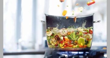 يجهلها 90% منا.. 10 أطعمة طبيعية تتحوّل إلى كنوز صحية عند سلقها لن تستغني عنها
