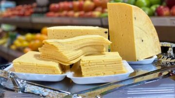 طريقة عمل الجبنة الرومي مثل الجاهزة في المنزل بمكونات سهلة وبسيطة