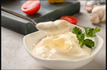 بالخطوات.. تحضير التومية بأشهى مذاق مثل المطاعم مش هتحتاجي تشتريها عمل الثومية مثل الجاهزة
