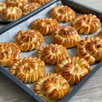 معجنات حلزونية بحشوة الدجاج وعجينة قطنية وهشة