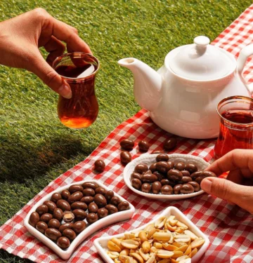ياريتني عرفتها من زمان!!.. تعرف على ما يحدث للجسم لو أضفت الفول السوداني للشاي قبل تناوله