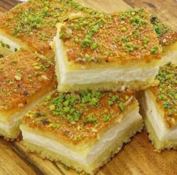 البسبوسة المحشية بالكريمة مرملة وذهبية بحشوة ناعمة وبطعم وقوام مثل الجاهزة