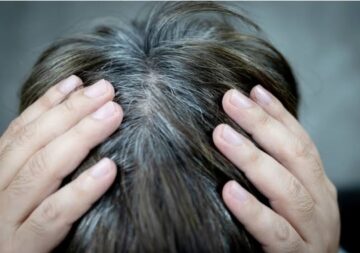 كيف اصبغ الشيب طبيعي؟ خلطة مجربة لصبغ الشعر الأبيض باللون البني الغامق