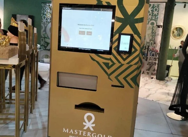 كيف تعمل؟.. وزير التموين يشهد اطلاق أول ماكينة ATM لسحب وبيع سبائك الذهب للمواطنين 2 كيف تعمل؟.. وزير التموين يشهد اطلاق أول ماكينة ATM لسحب وبيع سبائك الذهب للمواطنين