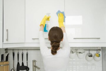 أفضل الطرق المنزلية البسيطة المستخدمة لتنظيف دهون المطبخ الألوميتال