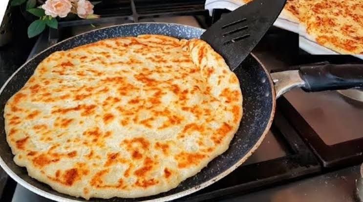 في أقل من 10 دقائق .. طريقة عمل فطير الطاسة السريعة بدون خميرة
