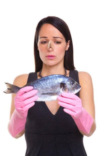 طرق طبيعية وآمنة تخلصك من رائحة السمك في منزلك