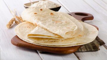 عيش المطاعم السوري والسندوتشات اللذيذة.. خبز التورتيلا بخطوات سهلة وسريعة وبتكاليف بسيطة