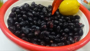 طريقة عمل الزيتون الأسود في البيت بكل أسراره بخطوات سهلة وبطعم لذيذ جداً