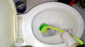 أسرع طريقة لتنظيف الحمامات