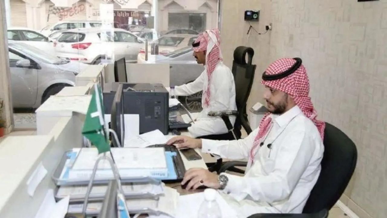 الموارد البشرية تُبشر الموظفين بالحد الأدنى للأجور 1445 في السعودية في القطاع الخاص والعام