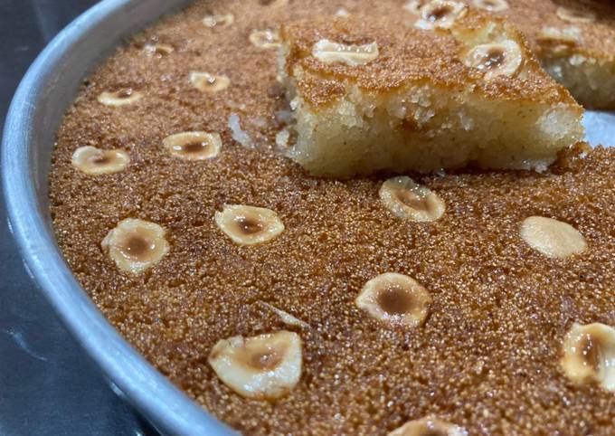 طريقة عمل البسبوسة بالبندق في المنزل بطريقة سهلة ومضمونة مثل الجاهزة بالظبط