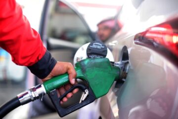 “خبر سار ميعديش كده”.. وزير البترول يطمأن المصريين بانخفاض أسعار البنزين من جديد ويُبشر ببشرى سارة