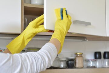 طريقة تنظيف الألوميتال من الغبار والدهون المتراكمة في دقائق بمكون من منزلك