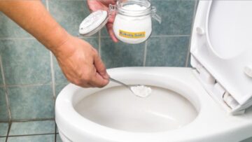 هتفور الأوساخ.. تنظيف قاعدة الحمام من الرواسب والكلس سيعود جديد بدون دعك أو منظفات غالية