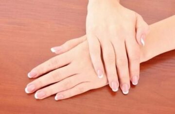 وصفات لجفاف واسمرار اليدين بمكونات طبيعية لتنعيمها وتبييضها
