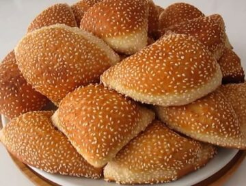 خليكي شاطرة واعملي خبز السمسم اللذيذ والشهي لوجبة فطور مثالية