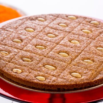 طريقة عمل البسبوسة المرملة بالمكسرات أحلى من محلات الحلواني