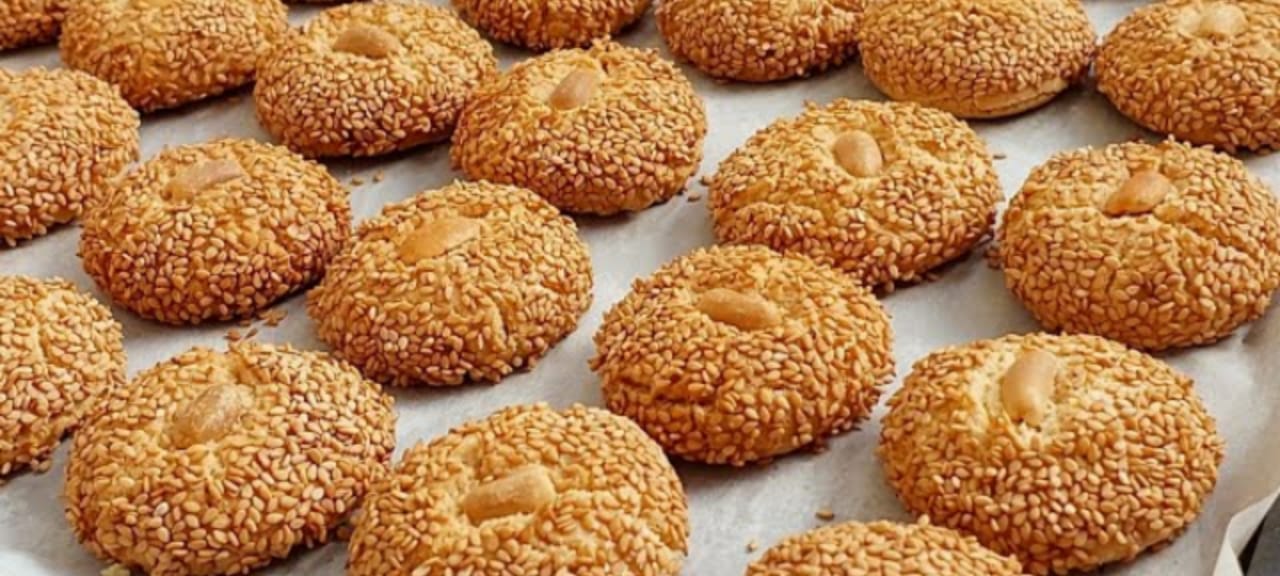 طريقة عمل كعك الشاي بالسمسم بخطوات بسيطة وطعم لذيذ 5 طريقة عمل كعك الشاي بالسمسم بخطوات بسيطة وطعم لذيذ