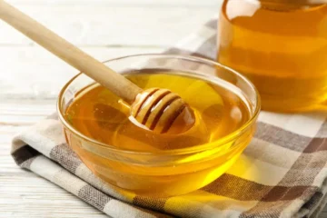 قطرات من العسل سر جمال بشرتك ونضارتها والحل السحري للتخلص من حب الشباب
