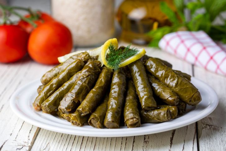 “وداعاً للتعب”.. طريقة سهلة وبسيطة للف ورق العنب والكرنب في ثواني 5 “وداعاً للتعب”.. طريقة سهلة وبسيطة للف ورق العنب والكرنب في ثواني