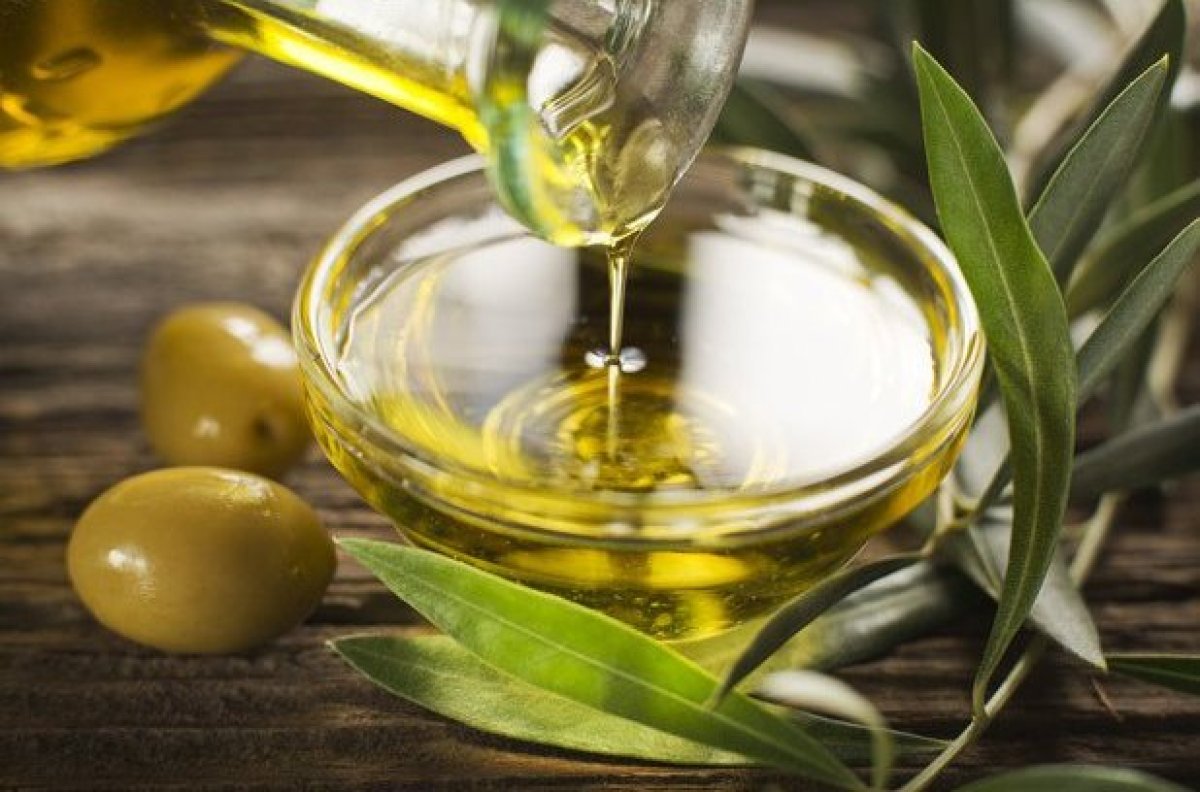 فوائد زيت الزيتون أهمها التخلص من من الوزن الوائد.. تعرف على المزيد 5 فوائد زيت الزيتون أهمها التخلص من من الوزن الوائد.. تعرف على المزيد