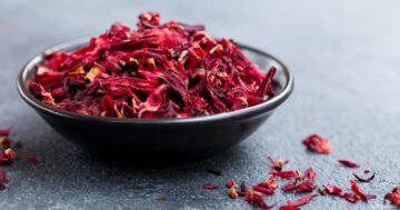 قناع الأرز والكركديه لبشرة مشرقة وأصغر سنًا