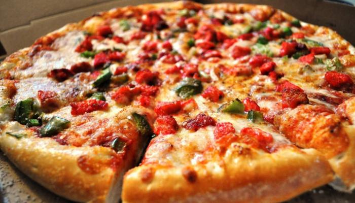 طريقة عمل البيتزا بالخطوات بطعم مميز مثل المطاعم 5 طريقة عمل البيتزا بالخطوات بطعم مميز مثل المطاعم