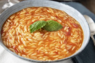 طريقة عمل شوربة لسان العصفور بالدجاج