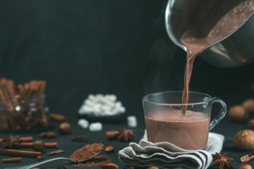 على طريقة الكافيهات.. طريقة تحضير السحلب السادة والسحلب بالشيكولاتة في المنزل