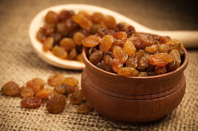 هتبقى زي القمر..5 فوائد الزبيب للبشرة والجسم وكيفية استعماله للنضارة مضمونة 100%