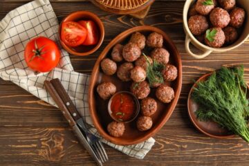 محتارة تعملي ايه على الغدا .. جربي طريقة كرات اللحم بدبس الرمان بأسهل طريقة