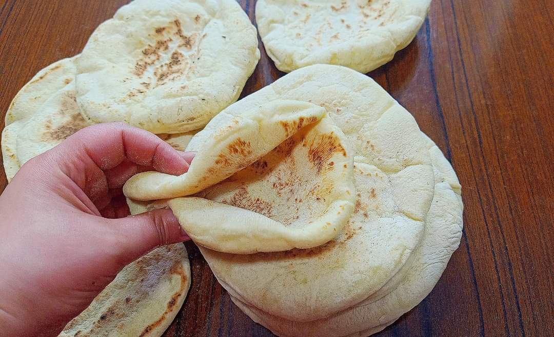 طريقة عمل عيش الطاسة في المنزل بطريقة سهلة وبسيطة وغير مكلفة وبمكونات موجودة في كل منزل