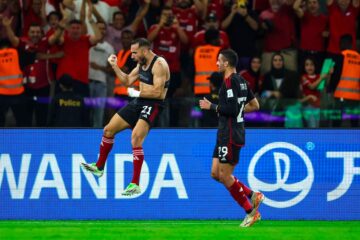 علي معلول يهدي جماهير الأهلي برونزية كأس العالم 2023 ويؤكد هيمنة الأهلي على أبطال آسيا