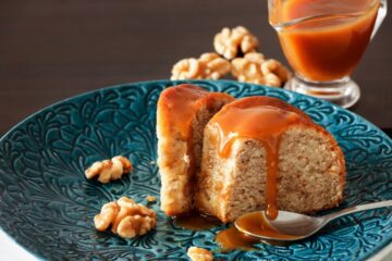 سهلة وطعمها خطير.. طريقة عمل كيك الفانيليا بصوص الكراميل