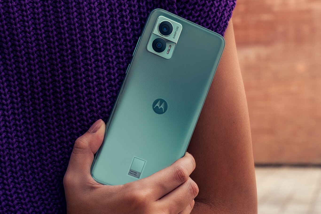 هل هو الهاتف المثالي لعشاق الشاشات المنحنية؟ تعرف على مميزات وعيوب Motorola Edge 40 Neo