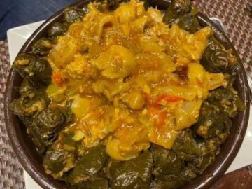 “هتعمليها أحسن من المطاعم” طريقة عمل طاجن ورق العنب بالكوارع باحترافية مثل المطاعم