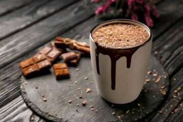 طريقة تحضير هوت شوكليت كريمي بدون شوكولاته  بمكونات في كل بيت طعمه رهيب