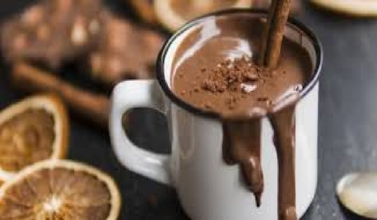 مكونات وخطوات تحضير كوب الهوت شوكليت الساخن الراعي الرسمي للتدفئة في الشتاء 2 مكونات وخطوات تحضير كوب الهوت شوكليت الساخن الراعي الرسمي للتدفئة في الشتاء
