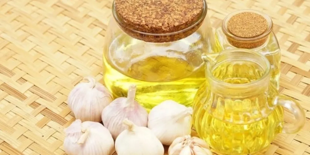فوائد وصفة الحلبة للبشرة مع الثوم وزيت الزيتون لحل جميع المشاكل الشعر 5 فوائد وصفة الحلبة للبشرة مع الثوم وزيت الزيتون لحل جميع المشاكل الشعر