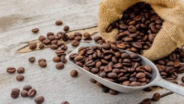 مش هتحتاجي كوافير تاني.. معلقتين قهوة هتفرد شعرك وتخليه زي الحرير