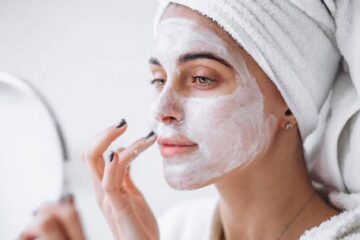 متعمليش كده.. خرافات العناية بالبشرة وغلطات هتكلفك كتير