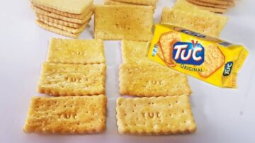 طريقة عمل بسكوت توك “tuc” المملح الخفيف بقوام مظبوط مع أحلى كوباية شاي لفطار الشتاء