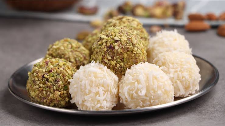 هتدوب في البوق.. طريقة عمل كرات جوز الهند بالمكسرات اللذيذة على أصولها بمكونات بسيطة 7 هتدوب في البوق.. طريقة عمل كرات جوز الهند بالمكسرات اللذيذة على أصولها بمكونات بسيطة