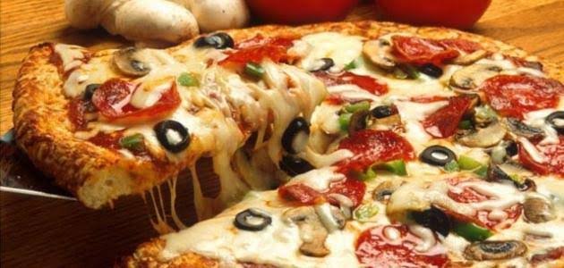 “البيتزا السريعة بدون فرن” هشه وطرية وحواف مقرمشة
